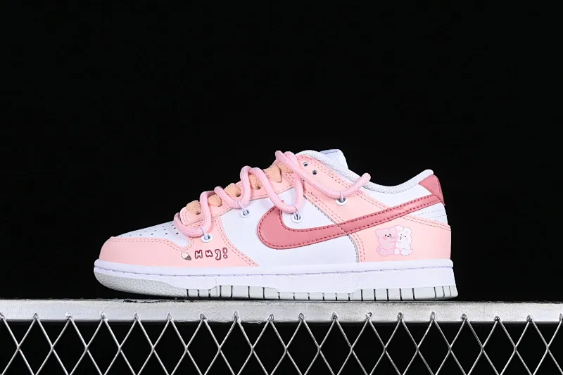 All categories Nk SB Dunk series Nk SB Dunk Low low-top sneakers Nk Dunk Low Sanshi Laboratory Dopamine Foundation Hug Bear SB strap low-top casual sneakers DH9765-102